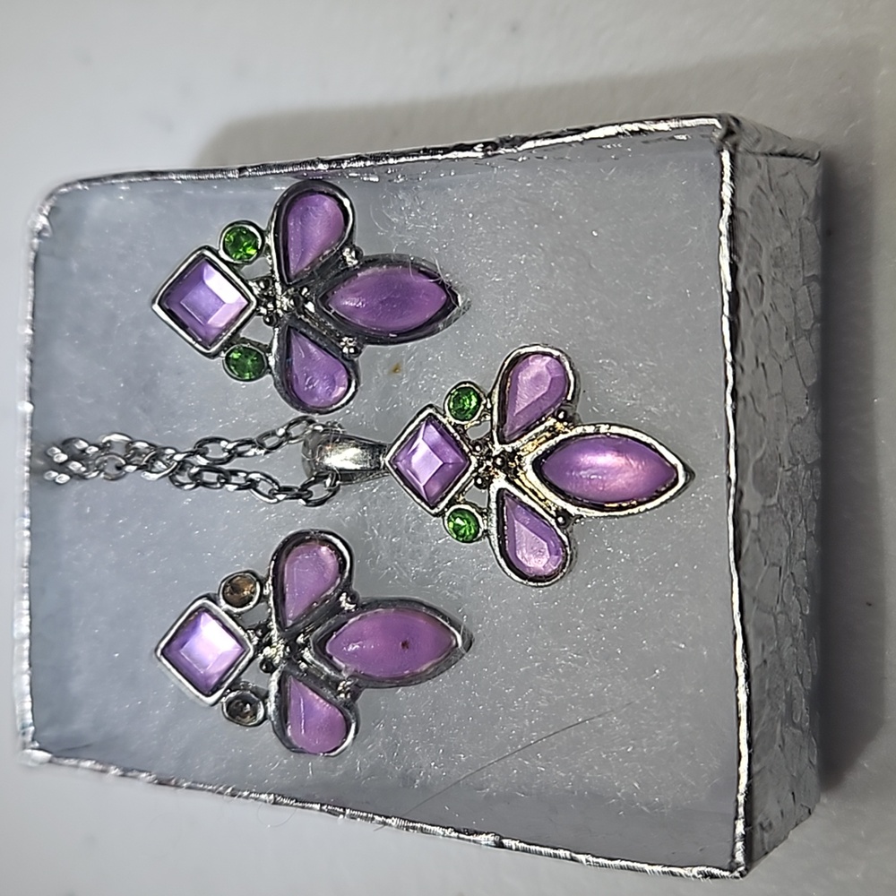 Necklace and earring set